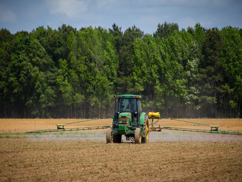 tractor fertilizing